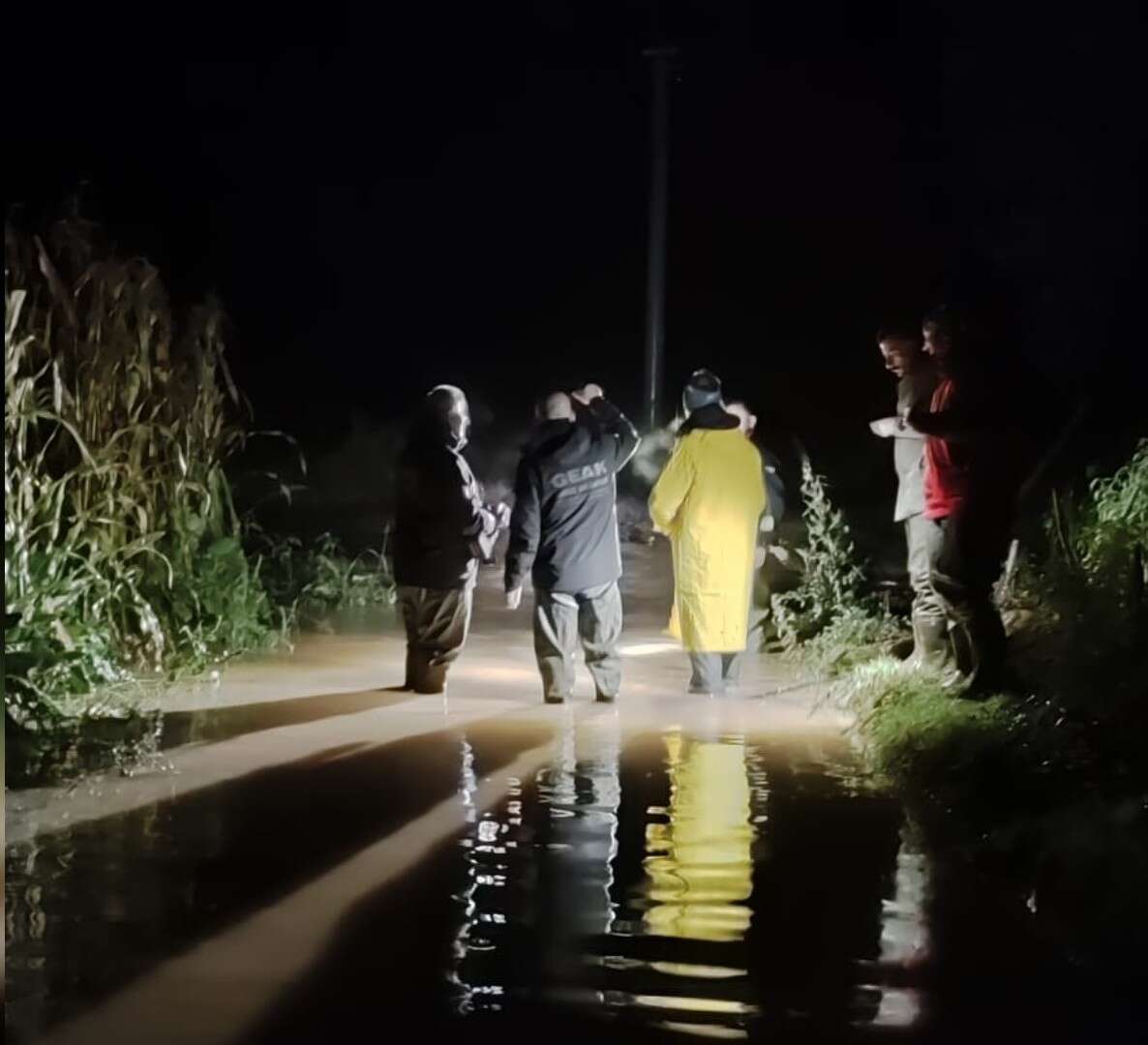 Cip dereye uçtu! Sürücü kurtuldu, 2 kişi kayıp 5